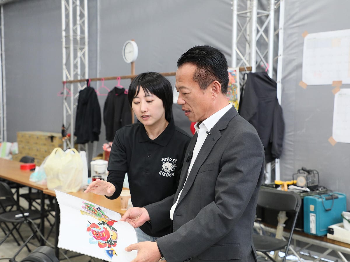 嘉義縣長翁章梁今（7）天親赴「睡魔小屋」，體驗睡魔燈籠的製作過程。 圖：嘉義縣政府提供