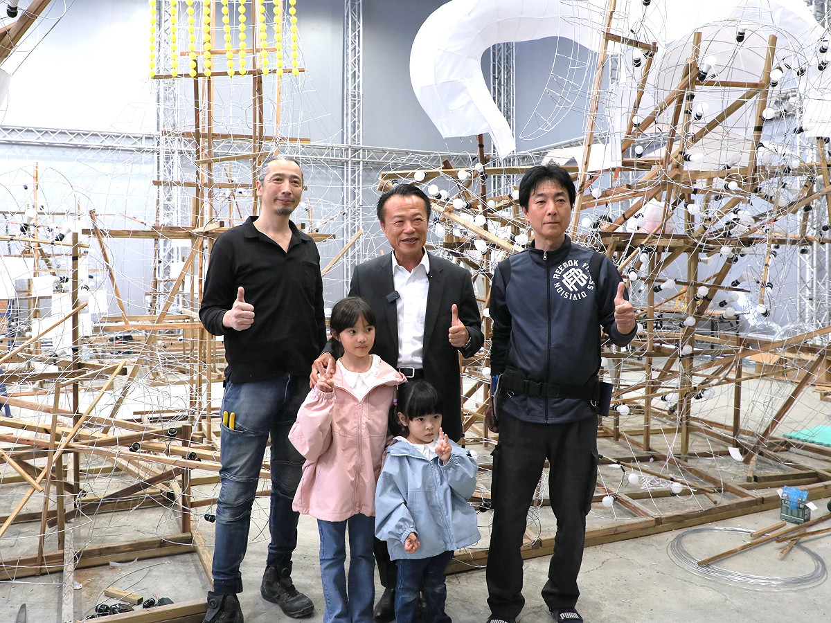 嘉義縣長翁章梁今（7）天親赴「睡魔小屋」，與在地學童一同體驗睡魔燈籠的製作過程。 圖：嘉義縣政府提供