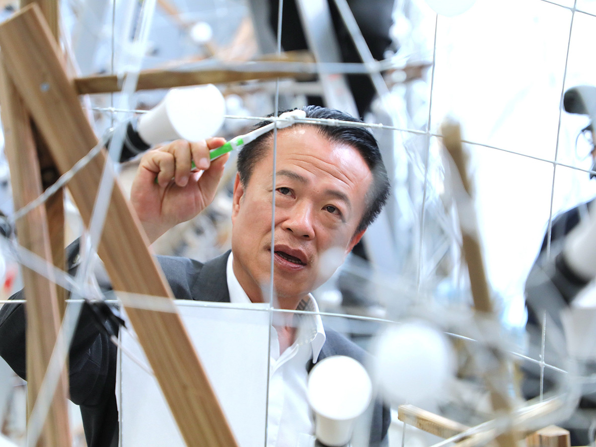 嘉義縣長翁章梁今（7）天親赴「睡魔小屋」，體驗睡魔燈籠的製作過程。 圖：嘉義縣政府提供
