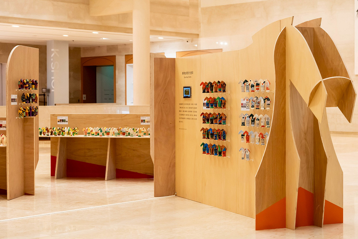 高美館《感動馬》展場空間以「童玩紙卡榫」為設計靈感，展現馬既親和又自由奔放。 圖：高美館/提供