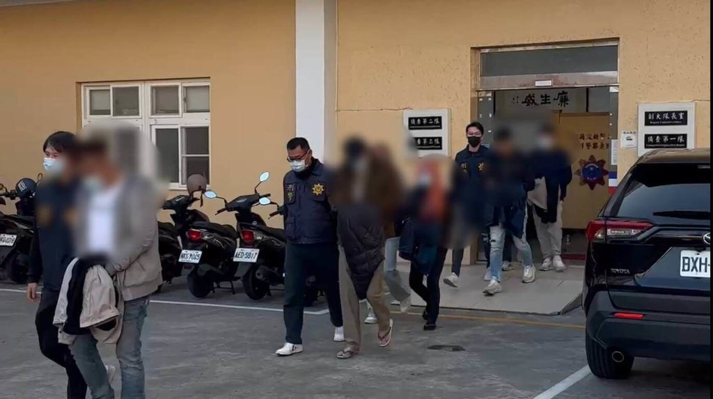 澎湖縣警察局年前掃黑，日前查獲以吳姓男子為首的5人幫派組合，平日藉勢藉端橫行馬公市區，並查扣有刀械等，吳女與沈女遭法院裁定羈押禁見。（澎湖縣警察局提供）中央社   115年2月8日