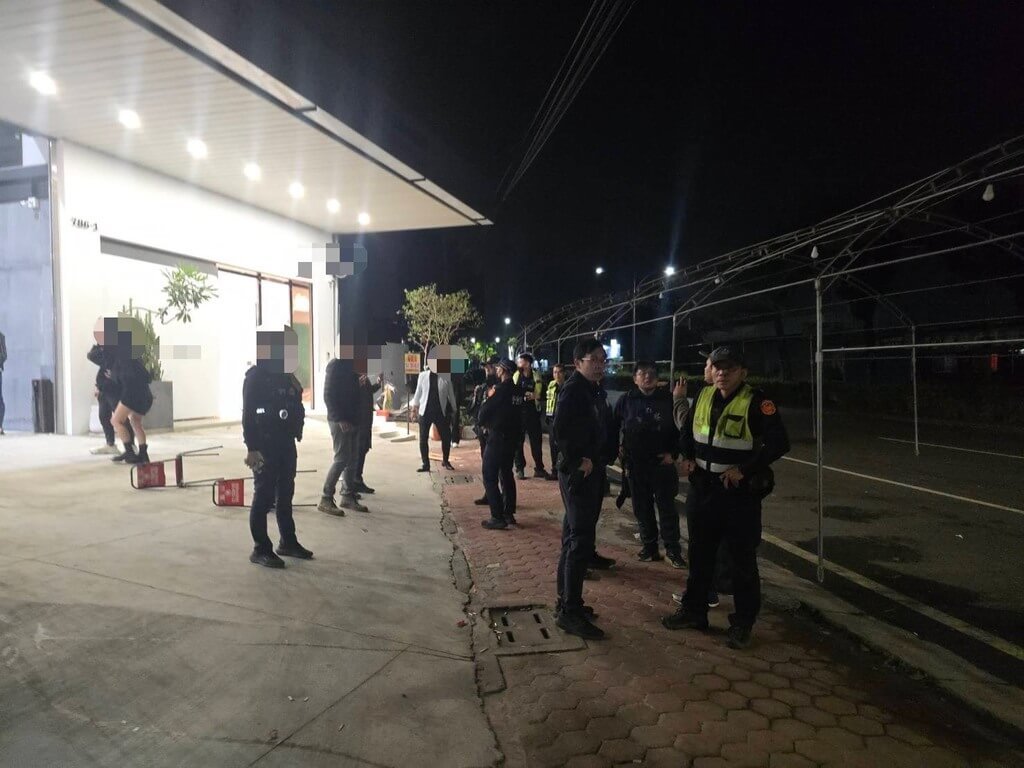 37歲郭姓承包商7日晚上在高雄市大寮區參加某公司尾牙，席間與人發生口角，該公司48歲林姓負責人上前勸阻協調，事後疑遭郭男夥同他人帶離現場，經警方搜尋，於林園區堤防路尋獲林男，其頭部受傷，送醫治療無生命危險，郭男及其餘涉案人員合計10人陸續到案，全案依殺人未遂等罪嫌偵辦。（高雄市政府警察局林園分局提供）中央社記者張已亷傳真　115年2月8日