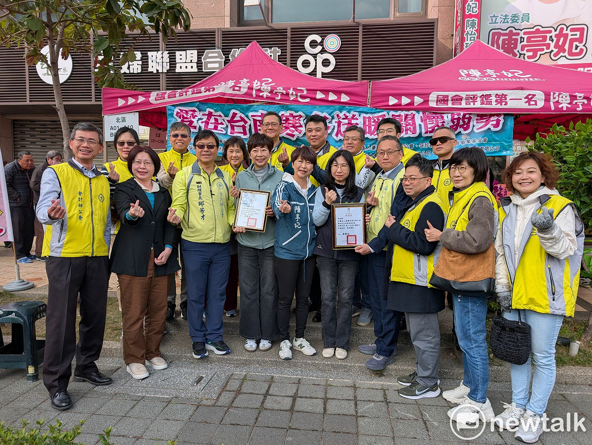 陳亭妃再度號召各界善心力量，攜手市議員郭信良、陳怡珍、周麗津、吳通龍，以及東區蔡旺詮等人，舉辦「2026愛在台南・寒冬送暖過好年」關懷弱勢活動。活動已邁入第24年。 圖：陳亭妃服務處提供