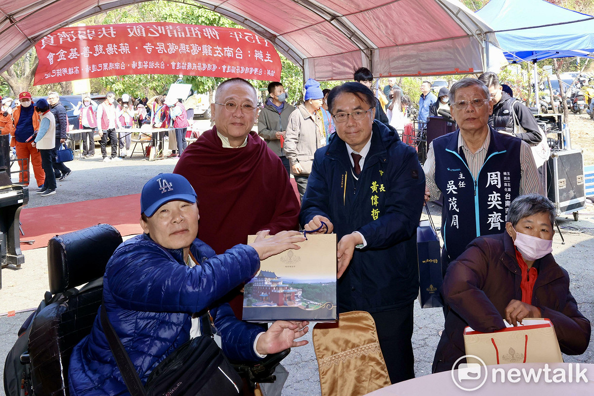 左鎮噶瑪噶居寺、財團法人台南市私立噶瑪噶居蔣揚社會福利慈善事業基金會及社團法人台南市噶瑪噶居戒癮協進會攜手辦理「佛祖請吃飯 歲末送暖」慈善活動。 圖：台南市政府提供