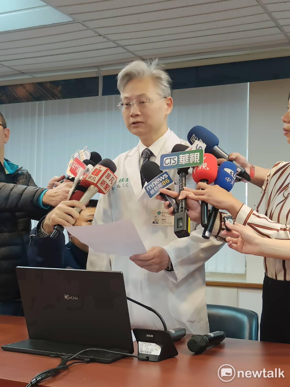 台中榮總院長傅雲慶出面向社會大眾致歉。 圖：唐復年/攝