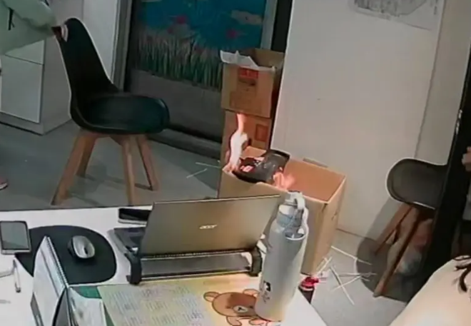 員工誤將丁烷成分的潤滑油噴灑於碎紙機刀頭上，引發氣爆起火燃燒。 圖：翻攝畫面