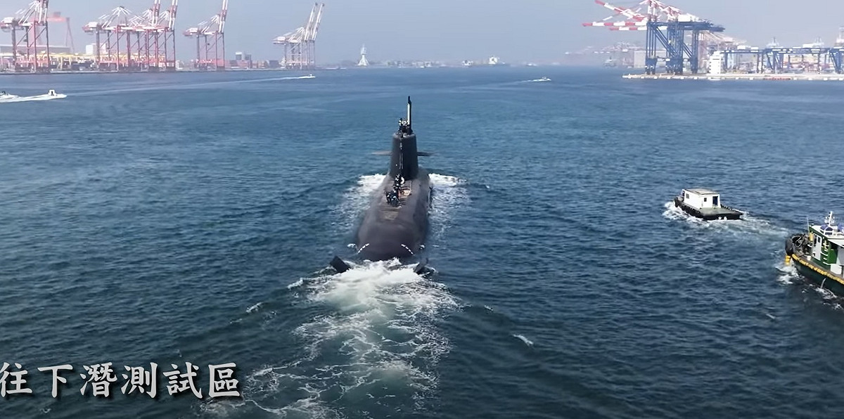 台船首度公開艦海鯤號淺水潛航測試的影像紀錄。 圖：擷取自總統賴清德臉書