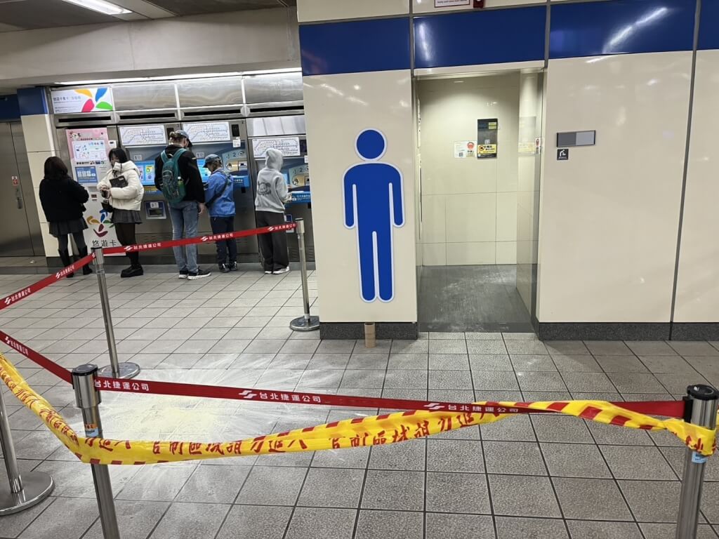 北市警消8日陸續接獲通報，指台北捷運大安森林公園站和善導寺站男廁（圖）陸續遭人縱火，所幸無人受傷，已逮捕1男偵訊中。（翻攝照片）中央社記者黃麗芸傳真 115年2月8日