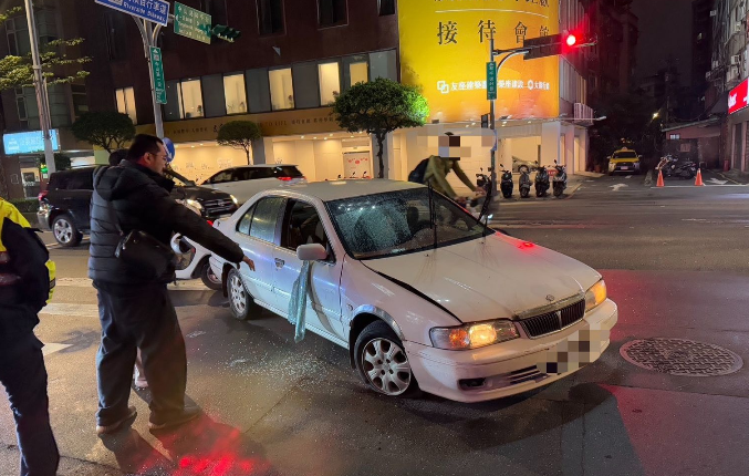 白車拒檢逃逸不慎與路上轎車發生擦撞，遭警方開槍攔停。 圖：翻攝畫面