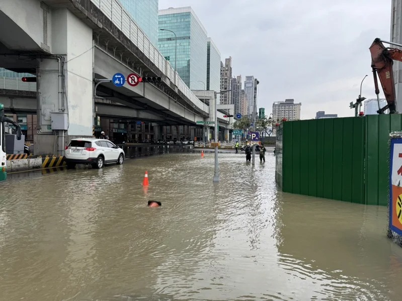 工地不慎挖斷自來水公司主要幹管，導致新北大道與五工路口遭淹沒。 圖：翻攝畫面