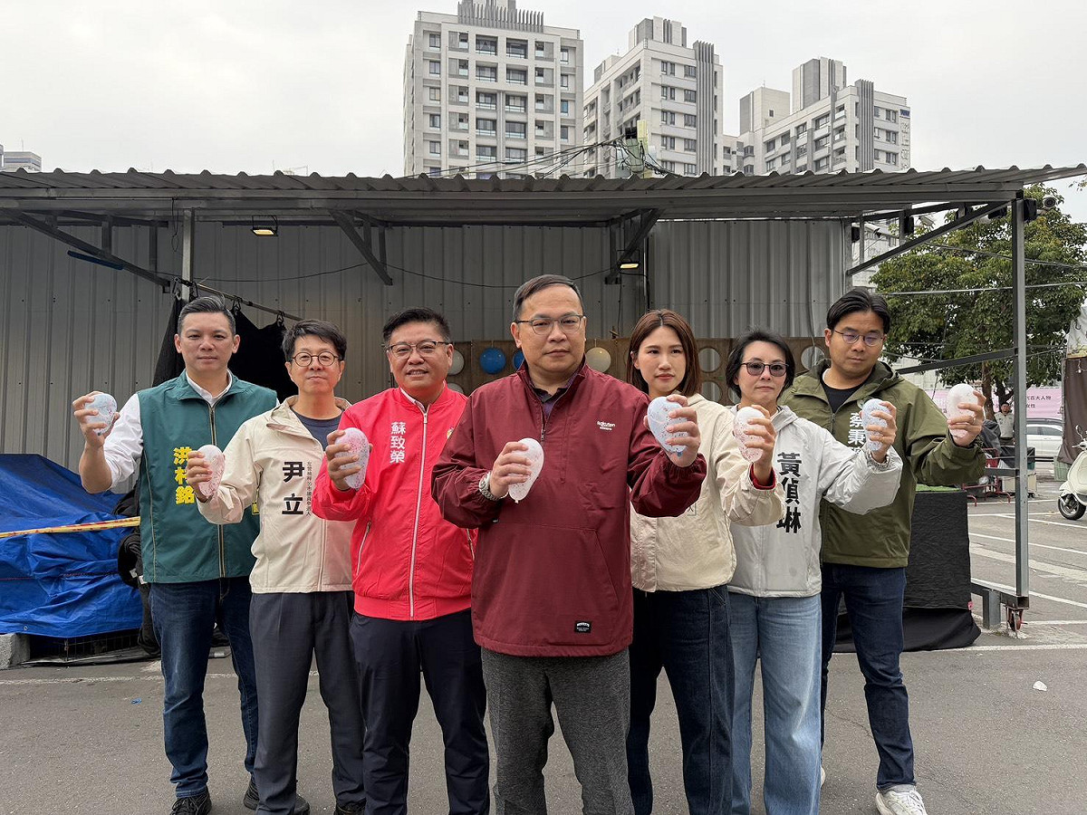 王義川(中)南下率6位高市議員參選人，在瑞豐夜市發起「藍白紅現形・射氣球揭露行動」。 圖：尹立競選辦公室/提供