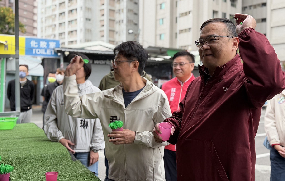王義川(前排右一)、尹立(前排右二)射砲象徵民眾黨的白色氣球與象徵國民黨的藍色氣球。 圖：尹立競選辦公室/提供
