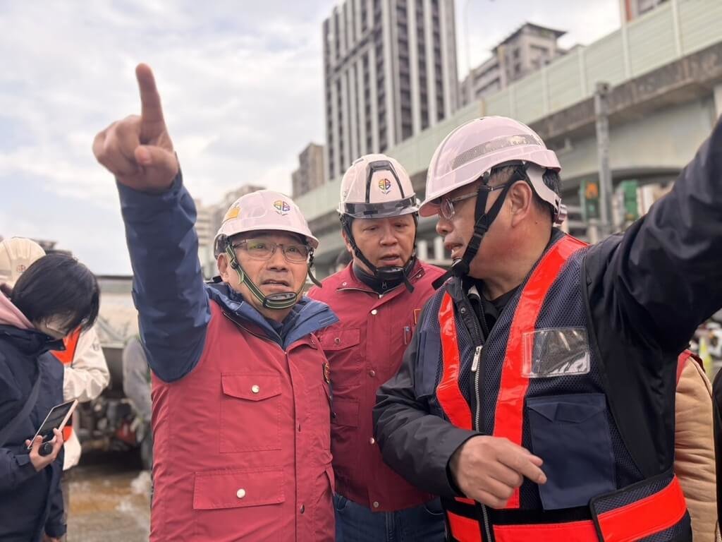 新北市新北大道人行天橋工程8日不慎挖破自來水管導致積水，市長侯友宜（右3）要求9日上午搶修完成，恢復供水，以免影響交通及民生。（市府提供）中央社記者王鴻國傳真　115年2月8日