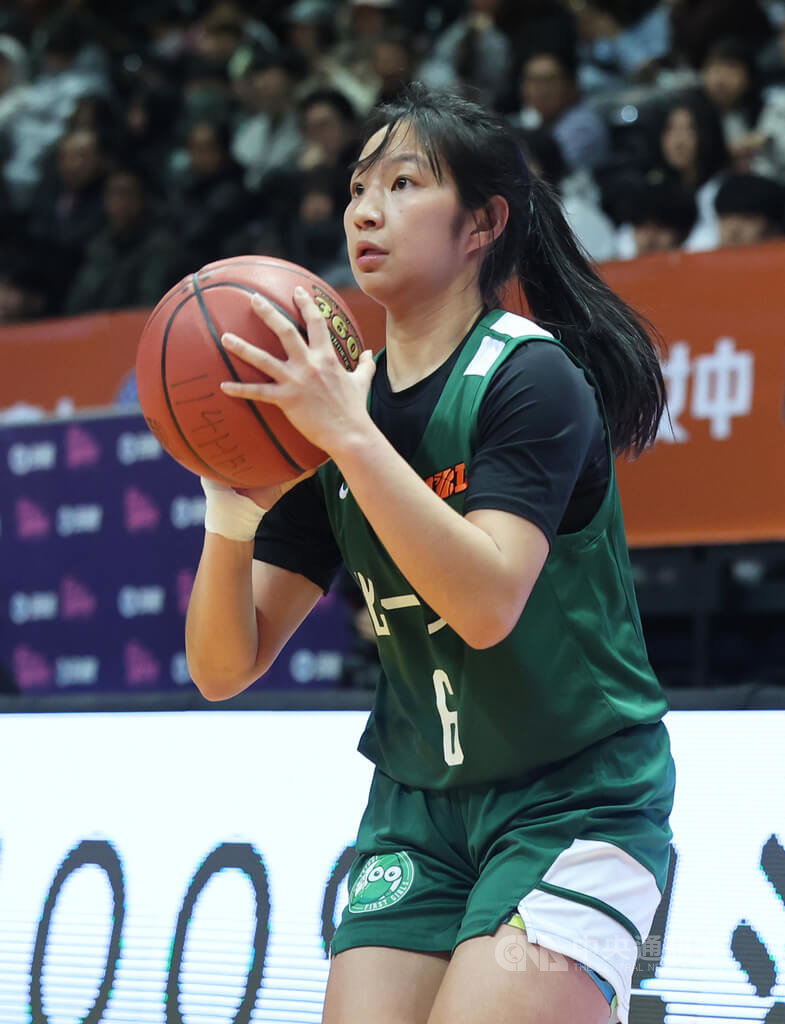 114學年度HBL高中籃球聯賽女子組8強複賽8日持續進行，由北一女中與淡水商工在新莊體育館交手，北一女陣中彭郁榛（圖）整場拿下21分，助隊終場以95比66拿下勝利。中央社記者趙世勳攝　115年2月8日