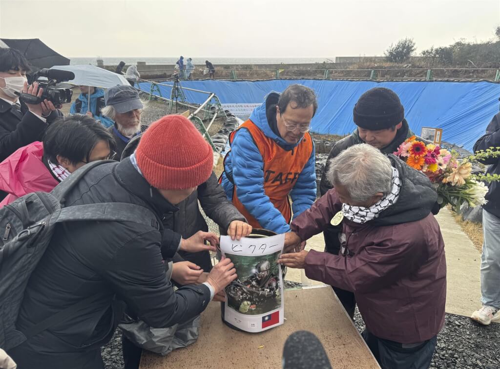 台灣潛水專家徐巍7日協助調查日本山口縣的海底礦場遺址時不幸身亡，當地民眾獻花哀悼。（共同社）