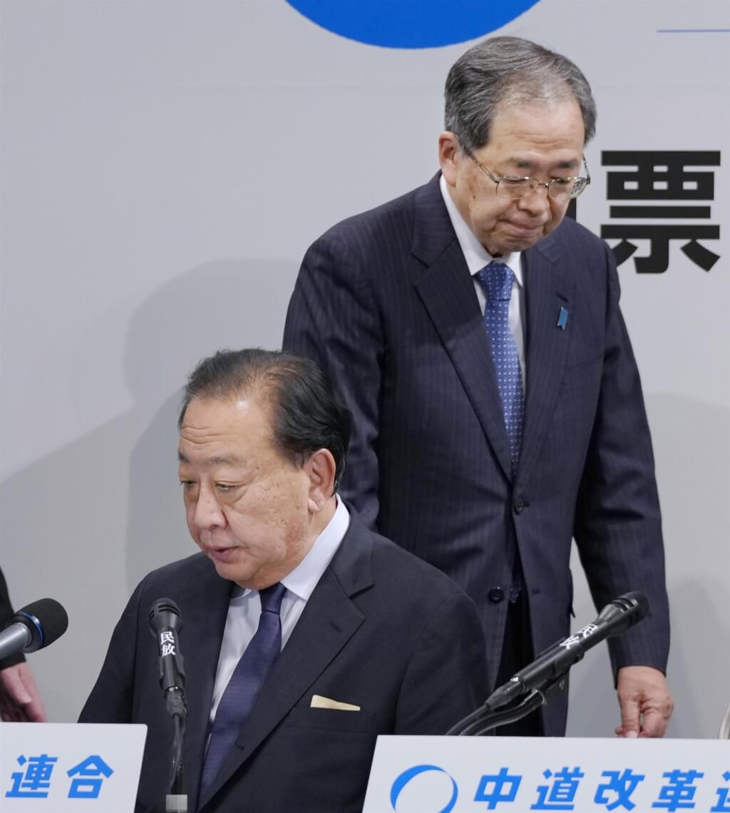 「中道改革聯合」共同代表野田佳彥（前）與齊藤鐵夫（後）8日針對日本眾議院選舉結果召開記者會。（共同社）