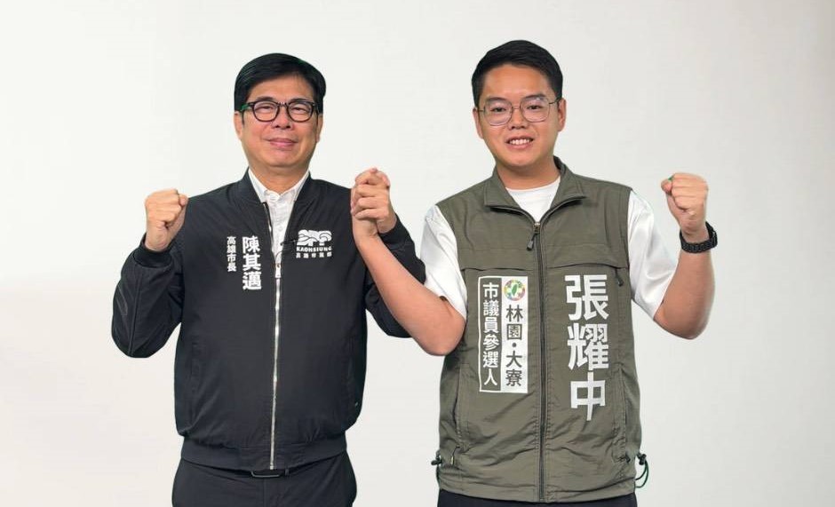 張耀中(右)人生將近四分之一的時間都跟在陳其邁(左)身邊。 圖：張耀中競選辦公室/提供（資料照）
