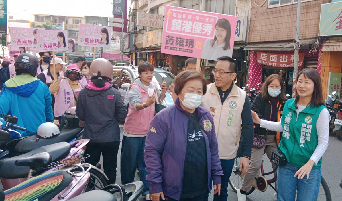 黃雍琇(右一)日由陳致中(右三)陪同，前往二苓市場向攤商、市民拜早年。 圖：孫家銘攝