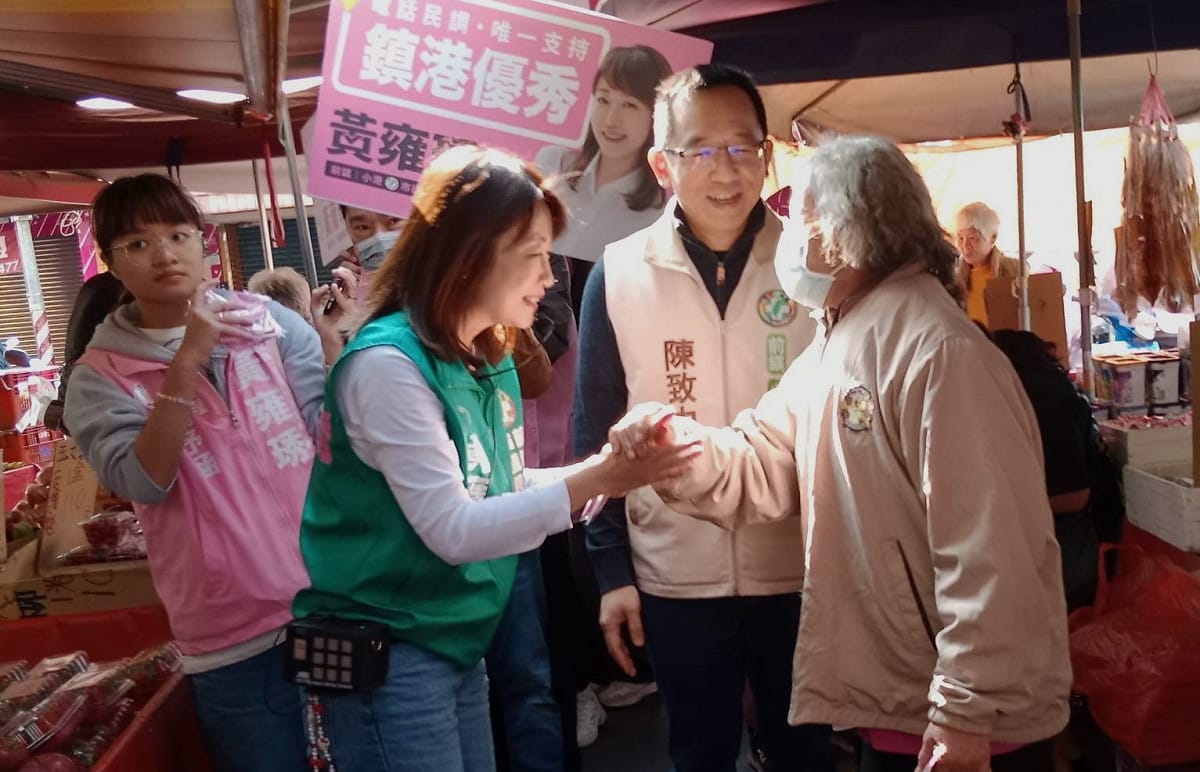 黃雍琇(左二)日由陳致中(右二)陪同，向買菜的長輩拜早年。 圖：孫家銘攝