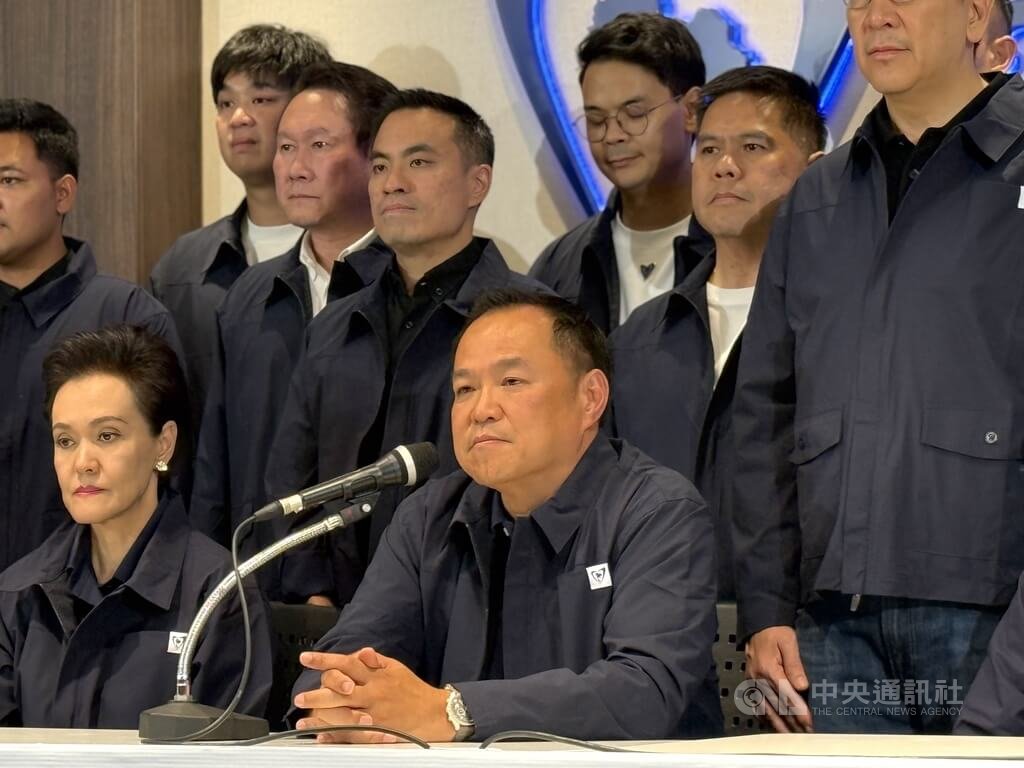 泰國總理兼泰自豪黨黨魁阿努廷（前左2）8日晚間在黨部舉行記者會宣布勝選。中央社記者李宗憲曼谷攝　115年2月9日 圖：中央社提供