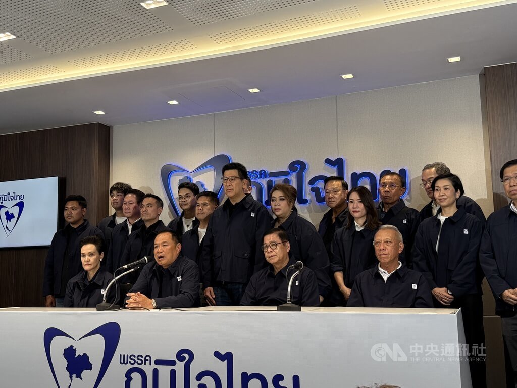 泰國總理兼泰自豪黨黨魁阿努廷8日晚間與該黨團隊共同召開記者會，他表示，此次勝利屬於人民，該黨將致力於國家穩定發展，解決泰國民眾問題。中央社記者李宗憲曼谷攝　115年2月9日 圖：中央社提供