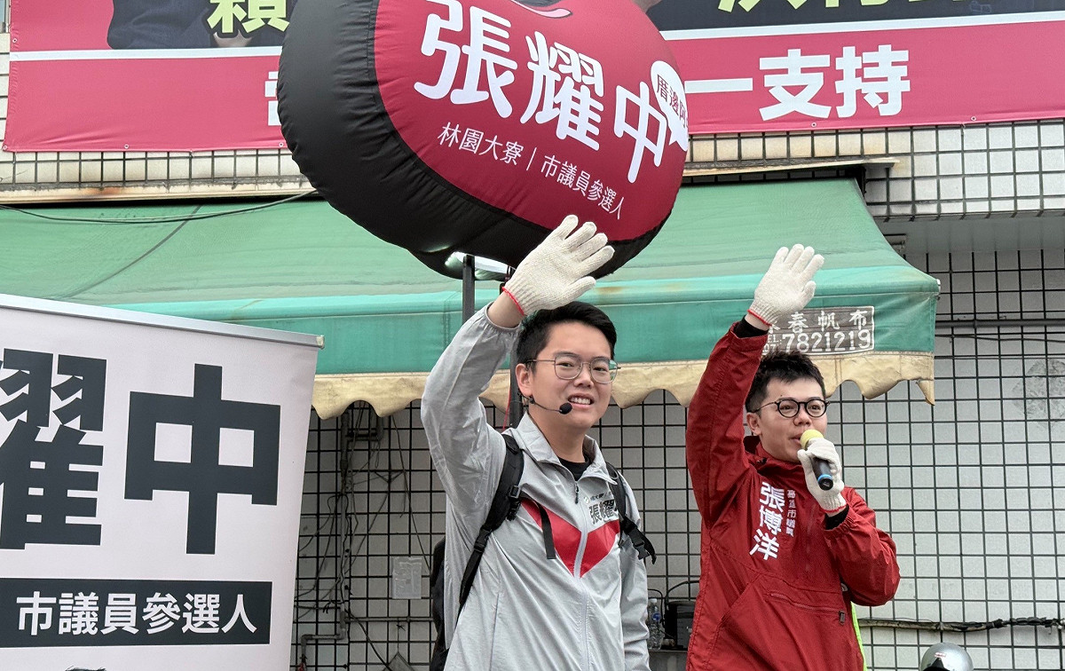 張博洋(右)跨區域跨黨派相挺張耀中(左)。⁨ 圖：張博洋服務處/提供