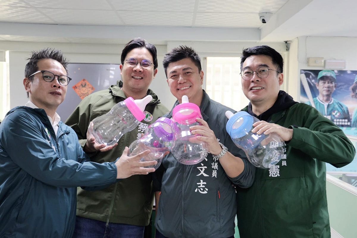 邱俊憲(右一)、何權峰(左一)、黃文志(右二)、蔡秉璁(左二)組成「育兒友善問政連線」完成市議員初選登記。  圖：育兒友善問政連線/提供