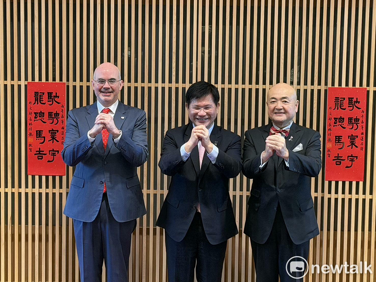 林佳龍（中）、谷立言（左一）、片山和之（右一）向民眾拜年。 圖：高逸帆／攝