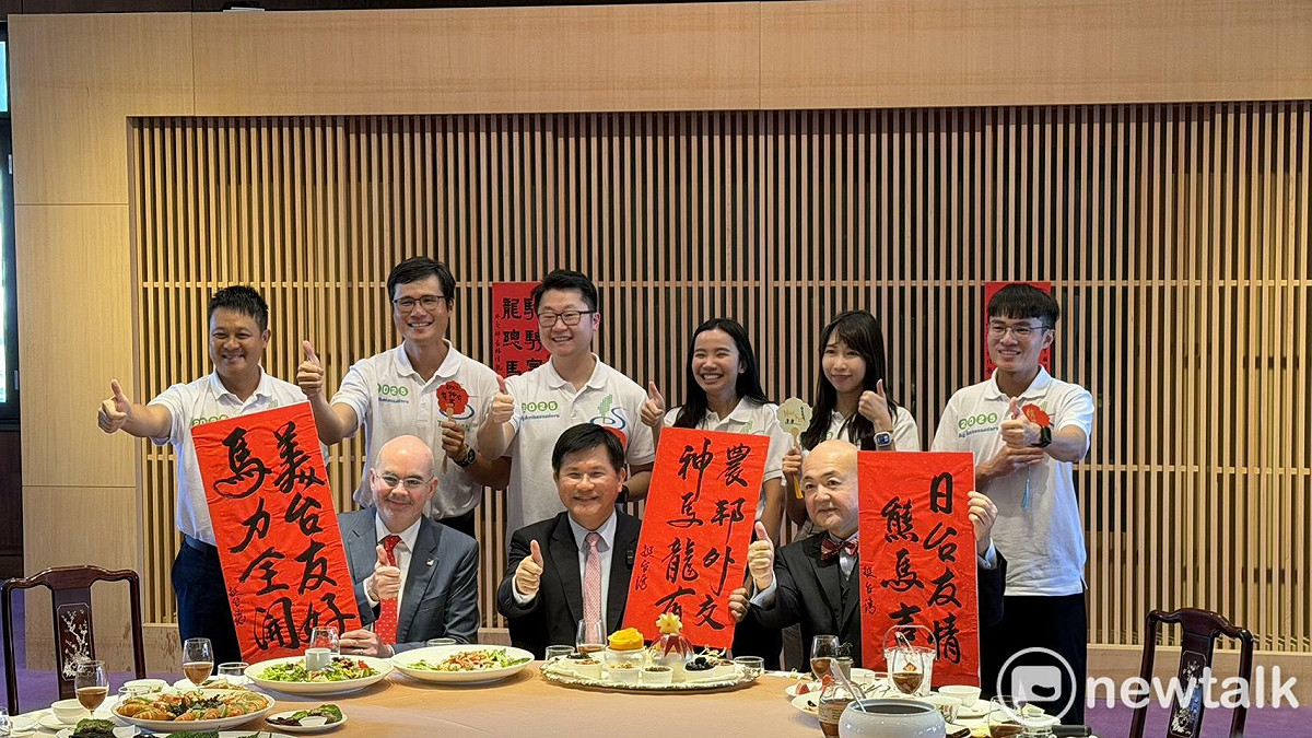 林佳龍、谷立言、片山和之與農業青年大使們一起拜年。 圖：高逸帆／攝