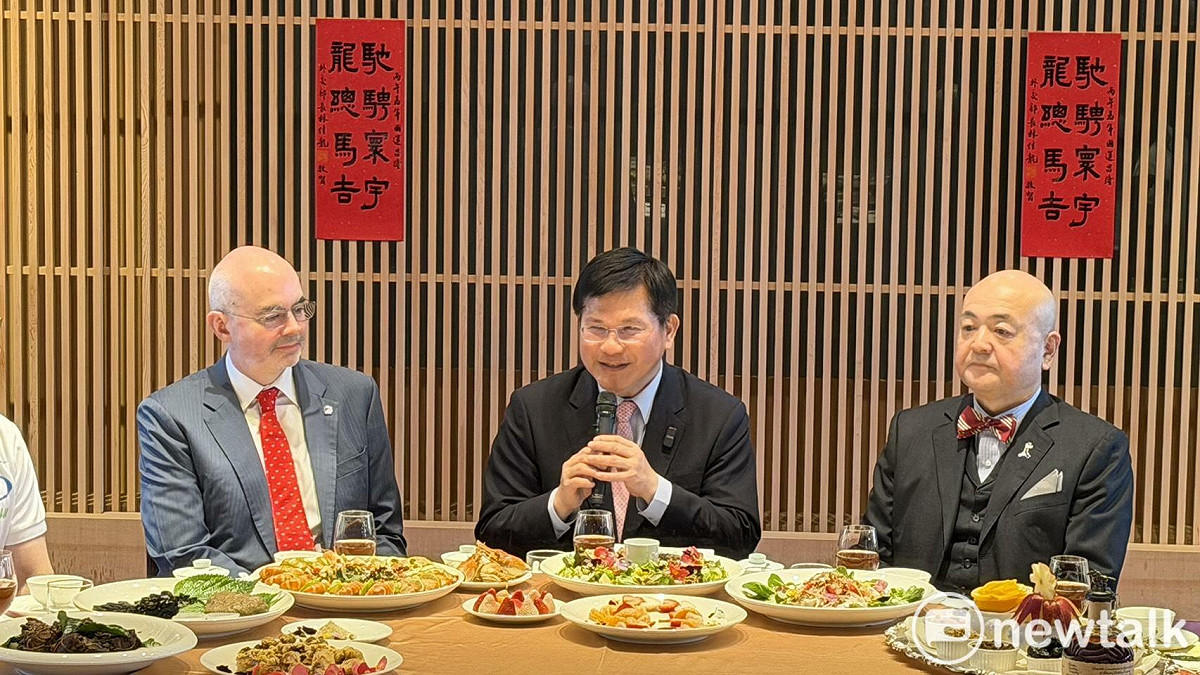 林佳龍、谷立言、片山和之享用年菜豐盛菜餚。 圖：高逸帆／攝