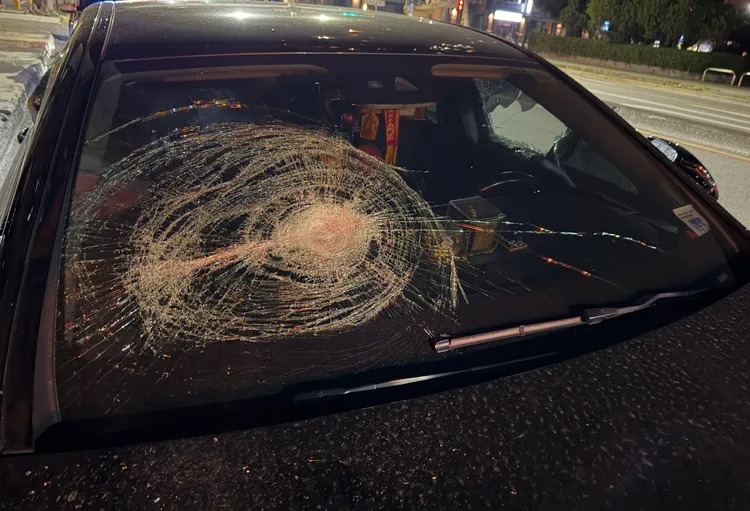 台中王姓男子愛車昨晚擋風玻璃和車窗全被砸爛。 圖：翻攝畫面
