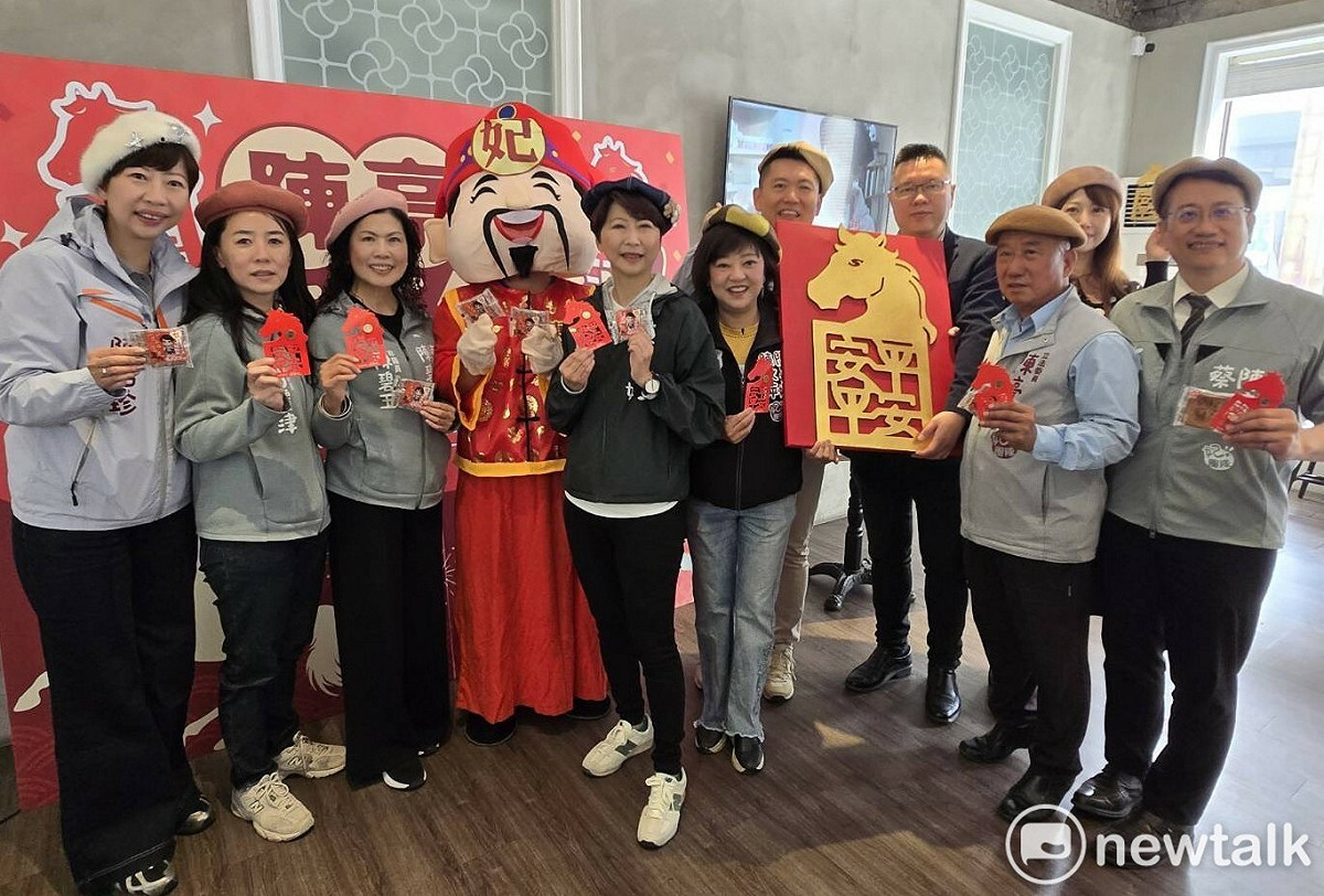 以「台南馬上平安・奔向『金』未來」為主題的一元紅包正式亮相。立法委員陳亭妃表示，今天除了讓馬年生肖紅包亮相，她也親自彩繪了「金」馬，這件作品是她走遍台南37區後，送給城市的一份心意與想像，象徵科技、藝術、人文與農漁產業交織共榮的未來藍圖，也傳達她對台南發展的深刻期待，要共同奔向「金」未來。 圖：黃博郎／攝