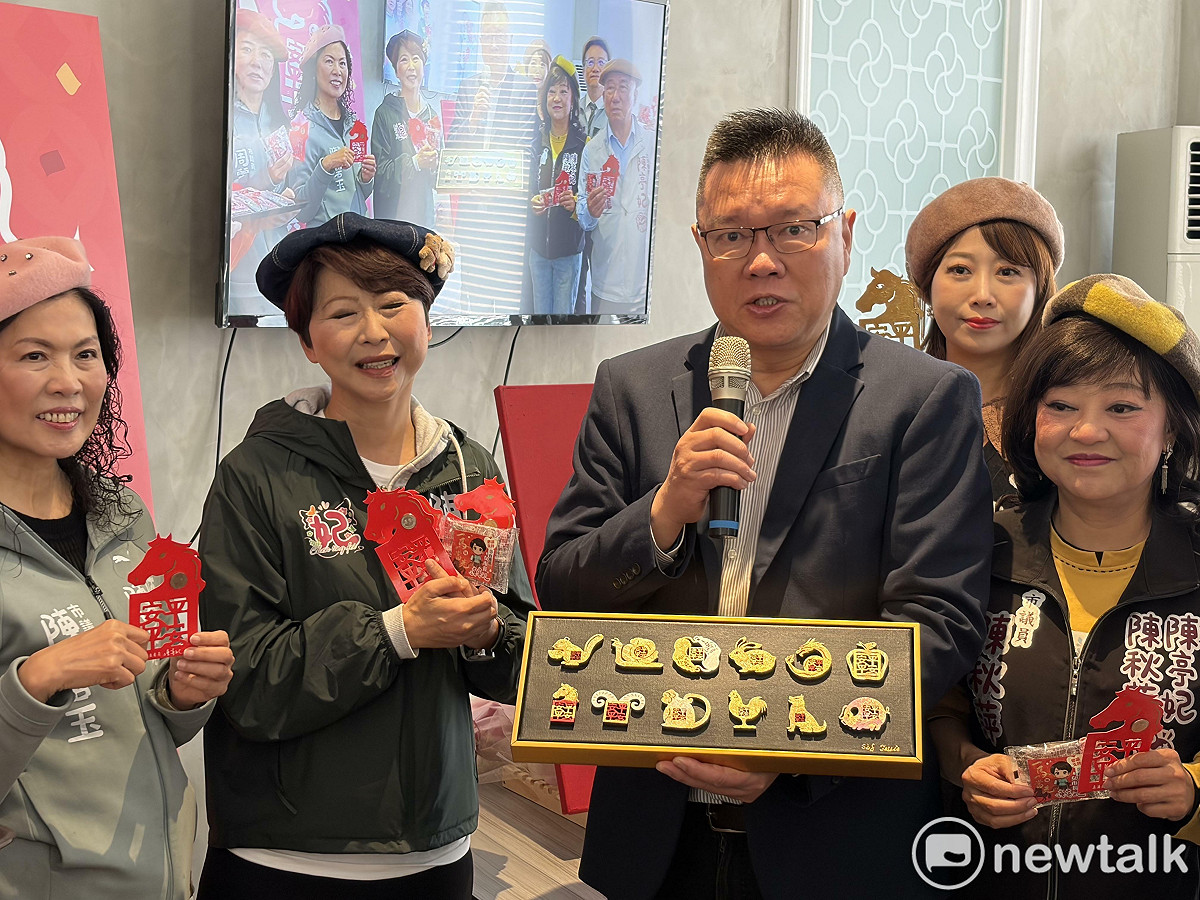 陳亭妃延續多年來的生肖祈福傳統，發表今年馬年主題紅包設計。她表示，團隊每年都以「平安安平」為核心理念，透過志工手工刻字與窗花工藝，將紅包轉化為承載祝福的藝術品。 圖：黃博郎／攝