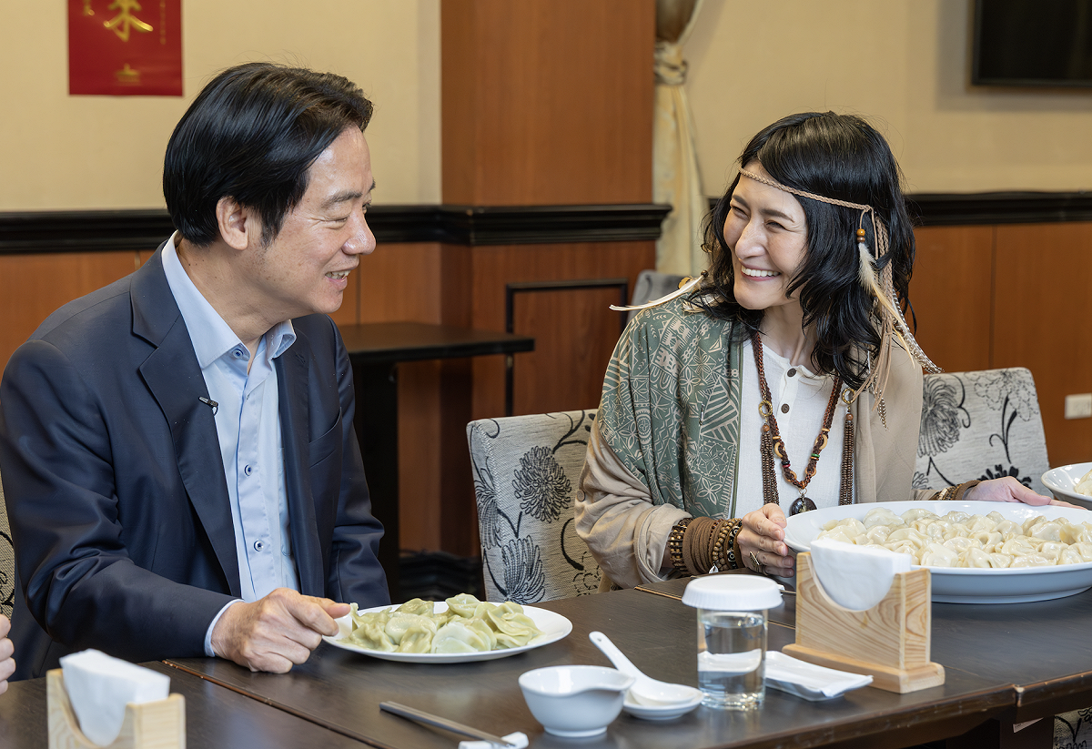 賴清德與 Angela 佐藤一起吃水餃。 圖：總統府提供