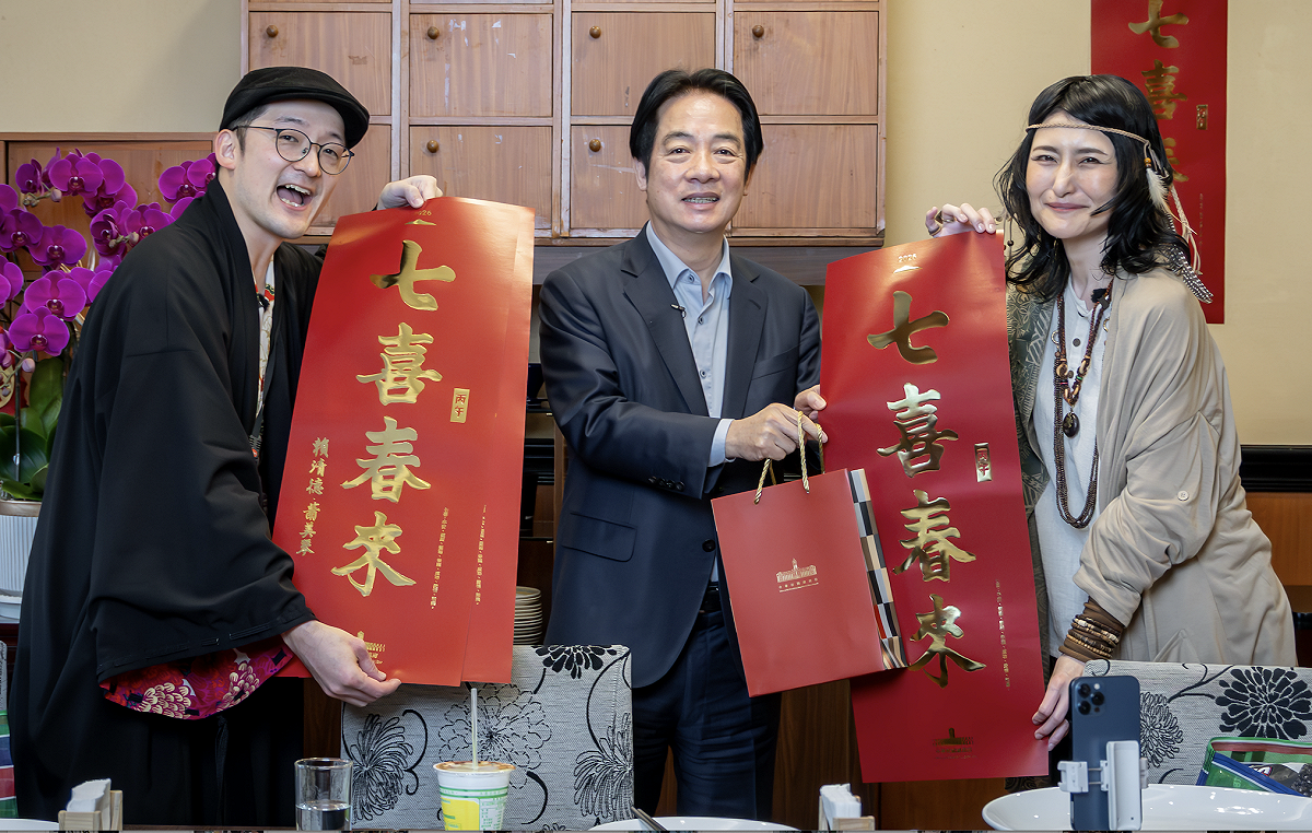 賴清德與Angela 佐藤、 Iku 老師一起向民眾拜年。 圖：總統府提供
