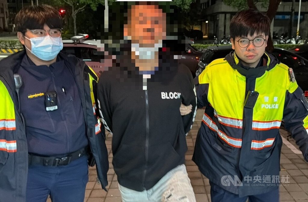 新北市五股區36歲張姓男子（中）疑因欠債，8日晚間竟持刀搶超商後逃逸，後因自知難逃法網，9日凌晨主動向警方投案。（翻攝照片）中央社記者王鴻國傳真　115年2月9日