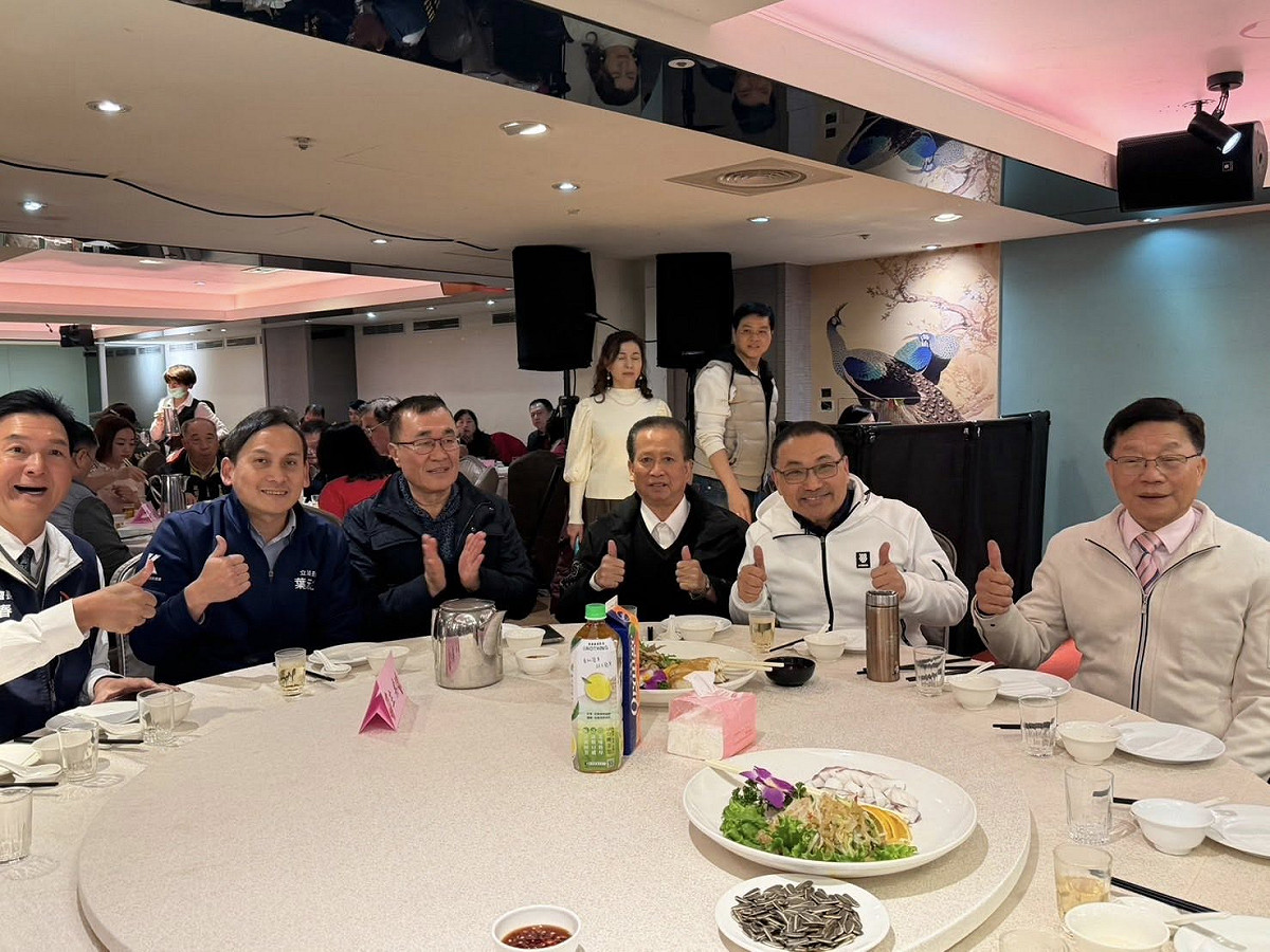 台北市副市長李四川8日與新北市長侯友宜同桌吃飯，引發熱議。 圖：翻攝自葉元之臉書