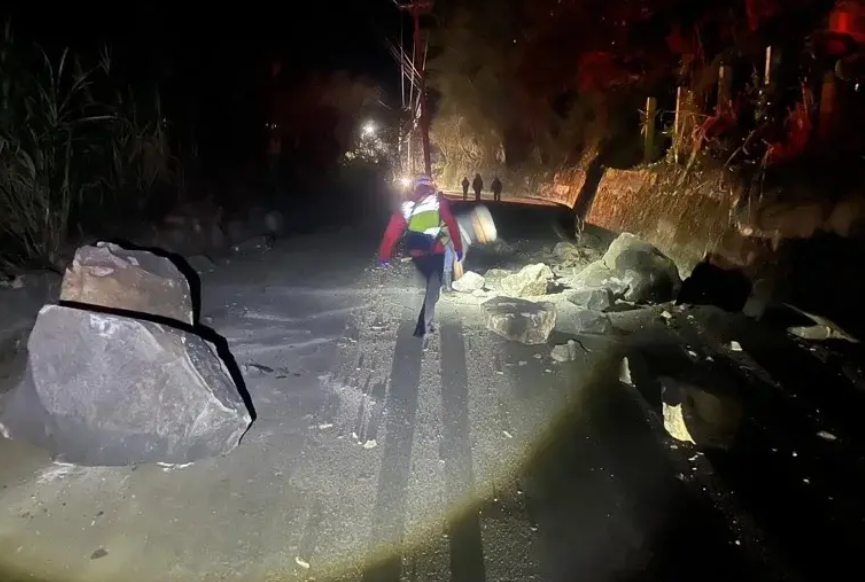 落石滑落道路導致交通受阻。 圖：警方提供