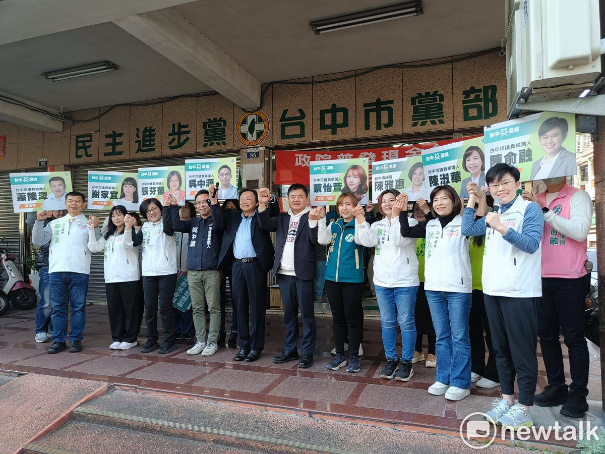 台中英連線8位市議員參選人由立委王世堅、莊瑞雄陪同辦理提名登記。 圖：唐復年/攝