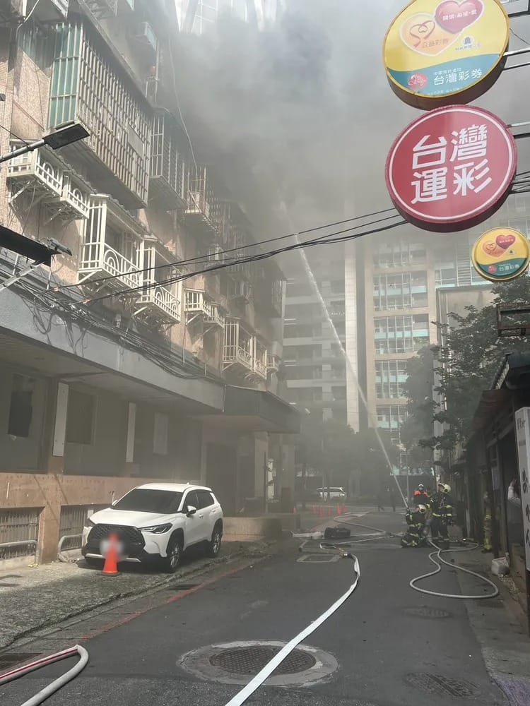 台北市某公寓4樓今早10時許起火，警、消獲報馳援。 圖：翻攝畫面