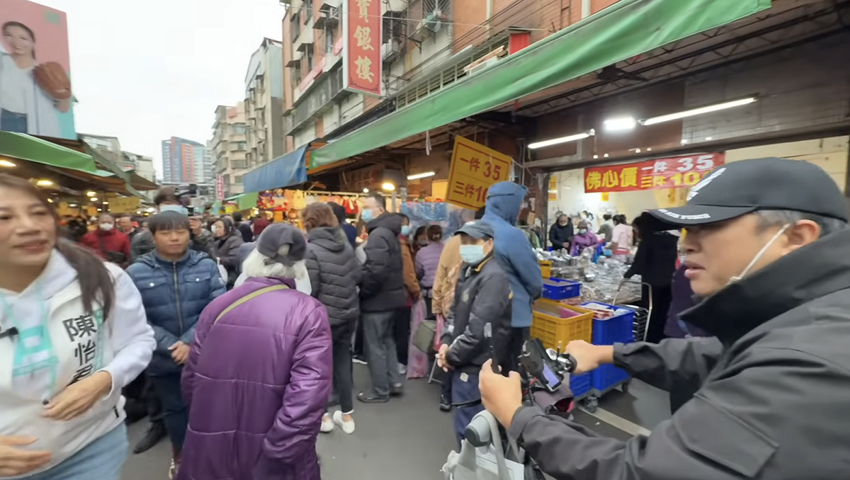 民眾黨新北市中和區市議員參選人陳怡君在掃街時遭嗆聲。 圖：翻攝直播畫面