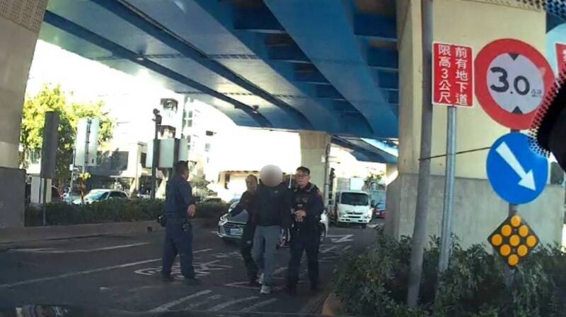 傅男搶走游男的車輛與240萬現金，警方圍捕逮人。 圖：左營分局提供