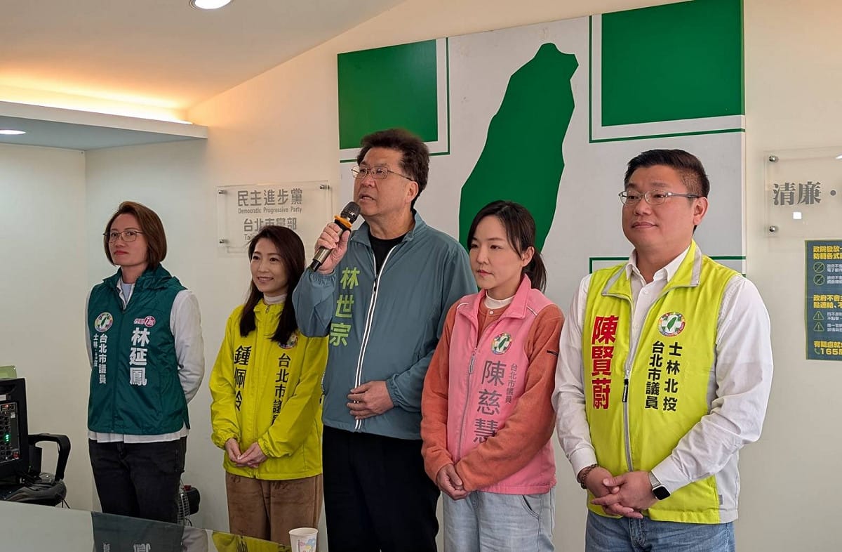 民進黨第一選區（士林、北投）5位現任議員林延鳳（左起）、鍾佩玲、林世宗、陳慈慧、陳賢蔚今天聯合登記，展現團結氣勢。 圖：林延鳳議員辦公室 / 提供