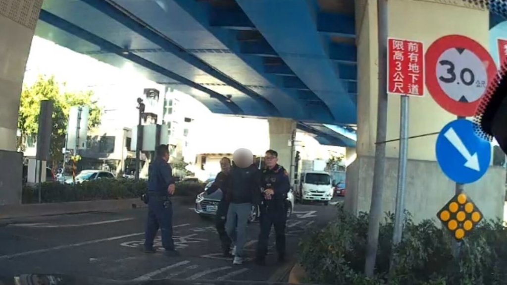 游姓男子與傅姓友人9日相約台鐵新左營站，打算取回出借車輛，並欲再借給傅男新台幣240萬元，疑因清點財物時發生口角，車輛及現金遭取走，警方下午將傅男查獲到案，依侵占罪嫌移送偵辦。（高雄市政府警察局左營分局提供）中央社記者張已亷傳真　115年2月9日