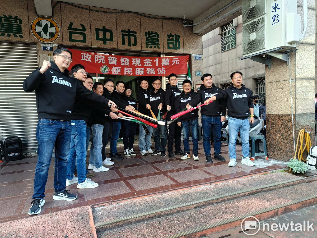 新系13名成員辦理提名聯合登記，展現團結氣勢。 圖：唐復年/