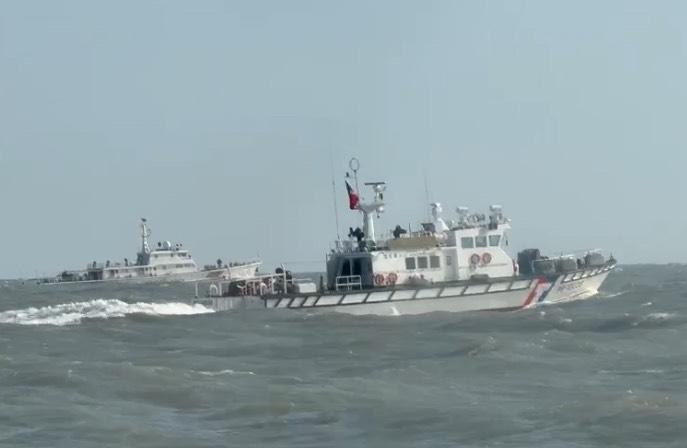 9日下午，4艘中國海警船編隊侵入金門限制水域，海巡署調派巡防艇「一對一」併航監控，強勢驅離拒止。 圖：海巡署提供