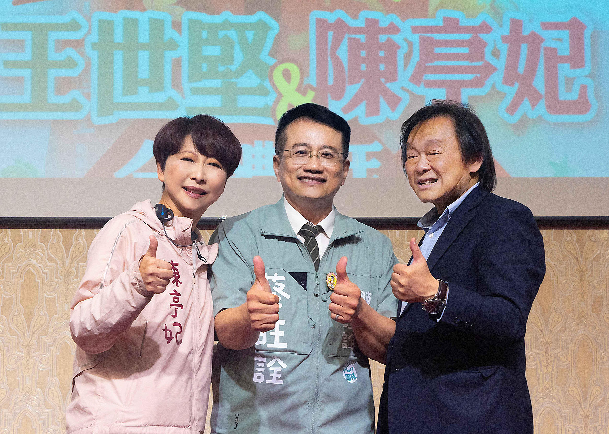 蔡旺詮說，此次回歸議員選舉，再接再厲，也得到了陳亭妃、王世堅的支持與鼓勵，讓他在堅定改革方向更確信，並不孤單。 圖：蔡旺詮服務處提供