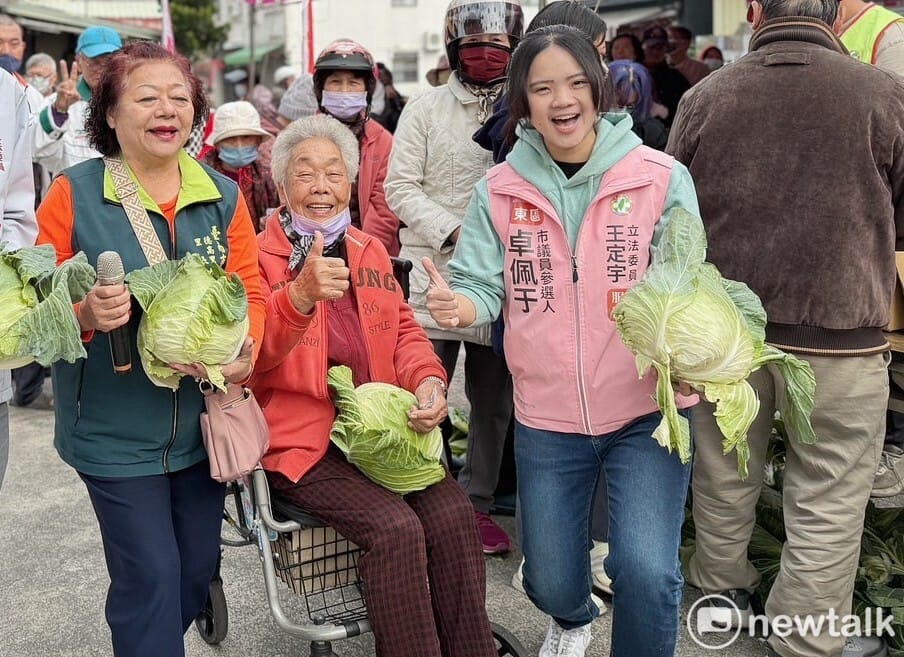 為協助華山基金會能取得更多愛心發票；讓年底高麗菜產量過剩的問題獲得得解決，台南市東區市議員初選參選人卓佩于，今日在竹高厝上帝廟、虎尾寮太子普安宮舉辦「捐發票、換高麗菜」活動。 圖：卓佩于服務處提供