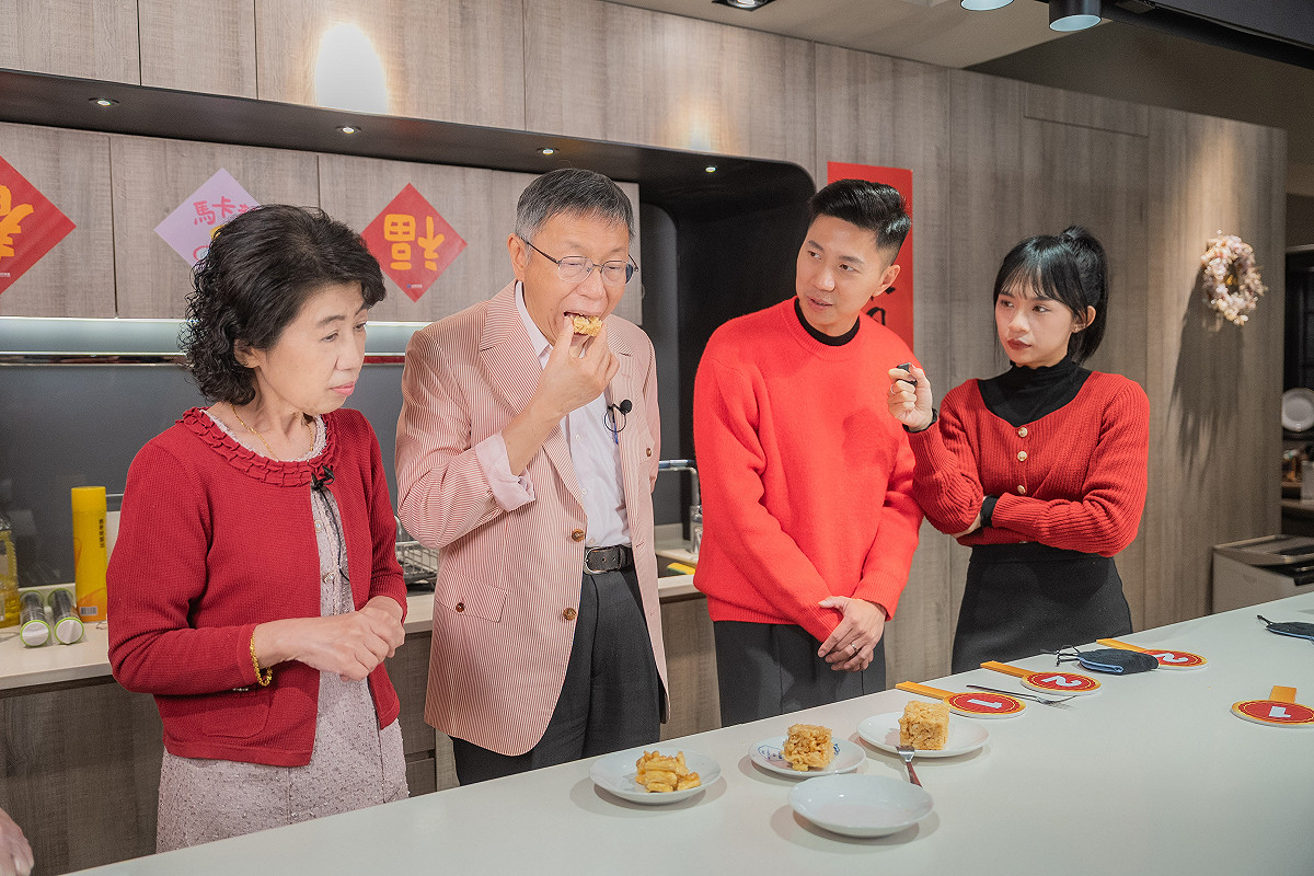 國家治理學院院長柯文哲與妻子陳佩琪一起製作甜點沙琪瑪。 圖：民眾黨 / 提供