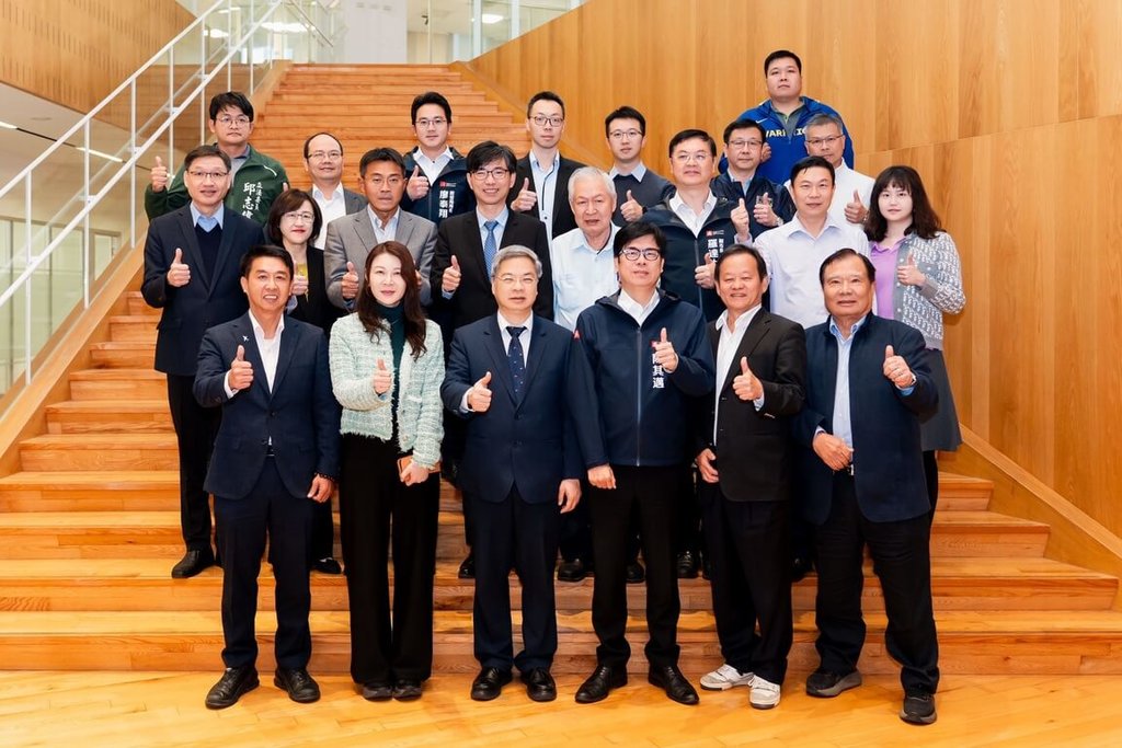 經濟部長龔明鑫（前排左3）9日南下與9家扣件業者進行座談會，並感謝高雄市長陳其邁（前排右3）等人出席支持。 圖：經濟部提供